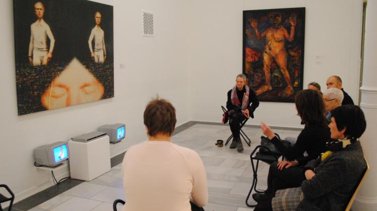 Kunst-Gespräch nach der Meditation: Vor dieser Installation von Nam June Paik und Merce Cunningham versammelte sich die kleine Runde. Im Dezember und Januar soll es weitere Meditationen im Museum geben.