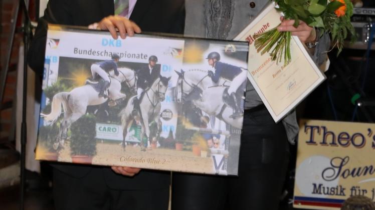 Britta Banik (r.) erhielt eine Auszeichnung vom Pferdezuchtverband Brandenburg-Anhalt. 