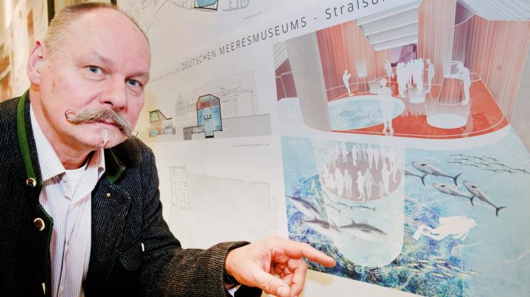 Andreas Tanschus, Kaufmännischer Direktor des Meeresmuseums Stralsund, zeigt gestern den Entwurf eines Großfischaquariums mit Glaslift aus dem Siegerentwurf. 
