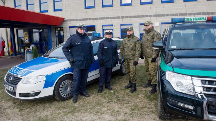 Eine deutsch-polnische Streife im Januar 2016 bei der Eröffnung der dritten Grenz-Dienststelle in Pomellen. Eine deutsch-polnische Streife im Januar 2016 bei der Eröffnung der dritten Grenz-Dienststelle in Pomellen.