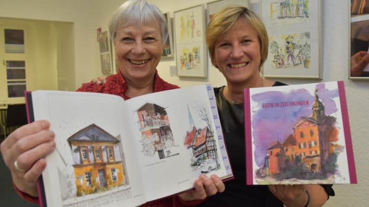Neue Ausstellung, neues Buch: Ulrike Plötz (li.) und Annett Schroeder stellten gestern im Bauamt Werke der Urban Sketcher vor. 