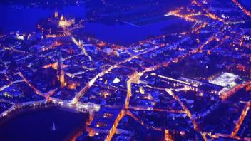Wunderschöne Landeshauptstadt – Schwerin bei Nacht von hoch oben aus einer Cessna fotografiert