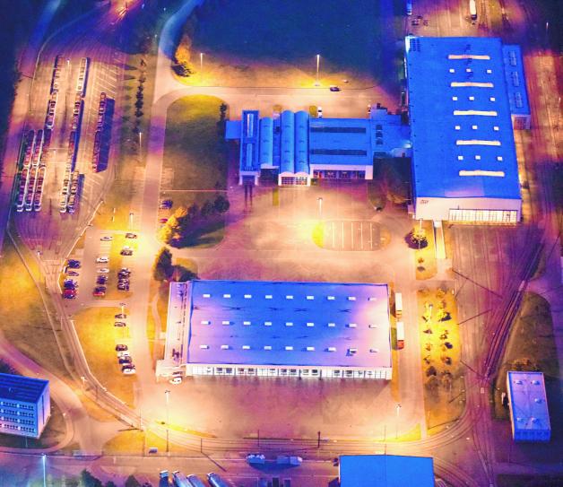 Busse und Straßenbahnen, riesige Hallen für Reparatur und Wartung, ein Verwaltungsgebäude: Im Haselholz ist der Schweriner Nahverkehr zu Hause. Vom Betriebshof in der Ludwigsluster Chaussee aus starten die Fahrzeuge zu ihren Touren durch die Stadt. Busse und Straßenbahnen, riesige Hallen für Reparatur und Wartung, ein Verwaltungsgebäude: Im Haselholz ist der Schweriner Nahverkehr zu Hause. Vom Betriebshof in der Ludwigsluster Chaussee aus starten die Fahrzeuge zu ihren Touren durch die Stadt.