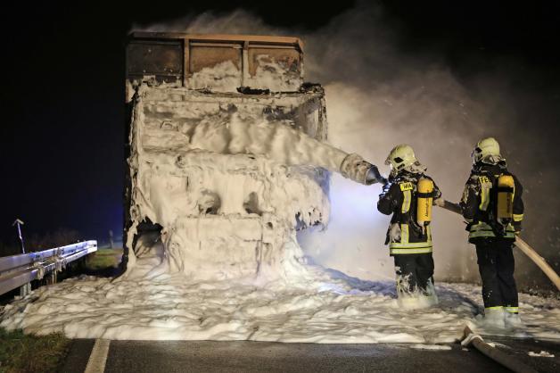 Bei Dummerstorf: Lastwagen gerät auf B 103 während der Fahrt in Brand - Fahrer (60) rettet sich unverletzt, Führerhaus brennt aus - Bundesstraße für Stunden gesperrt
