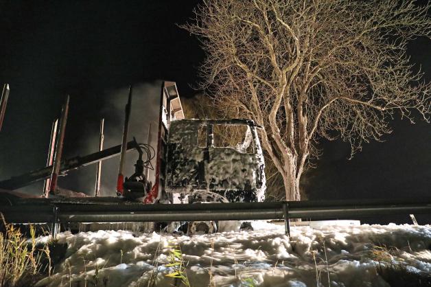 Bei Dummerstorf: Lastwagen gerät auf B 103 während der Fahrt in Brand - Fahrer (60) rettet sich unverletzt, Führerhaus brennt aus - Bundesstraße für Stunden gesperrt