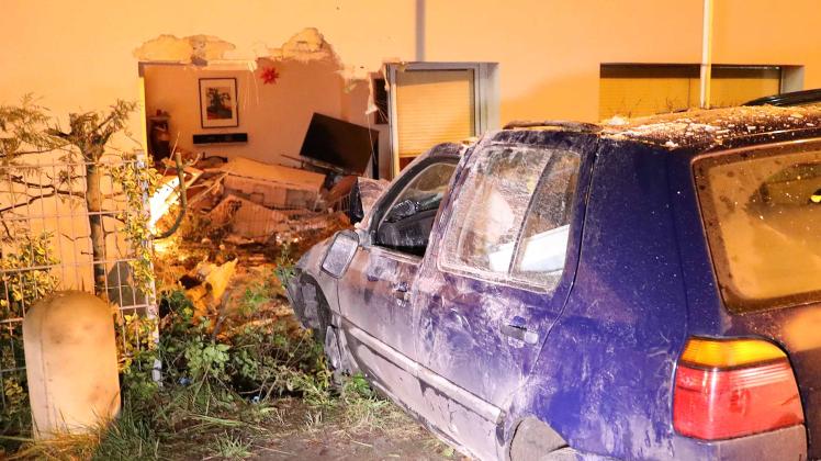 VW kracht in Bützow in Wohnhaus - Fahrer (38) schwer verletzt und ohne Führerschein unterwegs - Gebäudestatik gefährdet