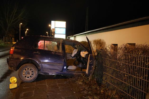 VW kracht in Bützow in Wohnhaus - Fahrer (38) schwer verletzt und ohne Führerschein unterwegs - Gebäudestatik gefährdet