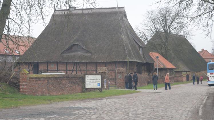 Die historische Hofanlage in Möllin lockte auch gestern Besucher an. Am Sonnabend soll das denkmalgeschützte Anwesen in Rostock versteigert werden. Die historische Hofanlage in Möllin lockte auch gestern Besucher an. Am Sonnabend soll das denkmalgeschützte Anwesen in Rostock versteigert werden.