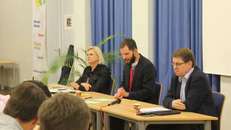 DL21-Bundesvorsitzende Hilde Mattheis, Moderator Frederic  Werner und SPD-Vize Ralf Stegner gestern Abend in Schwerin (v.l.n.r.)  