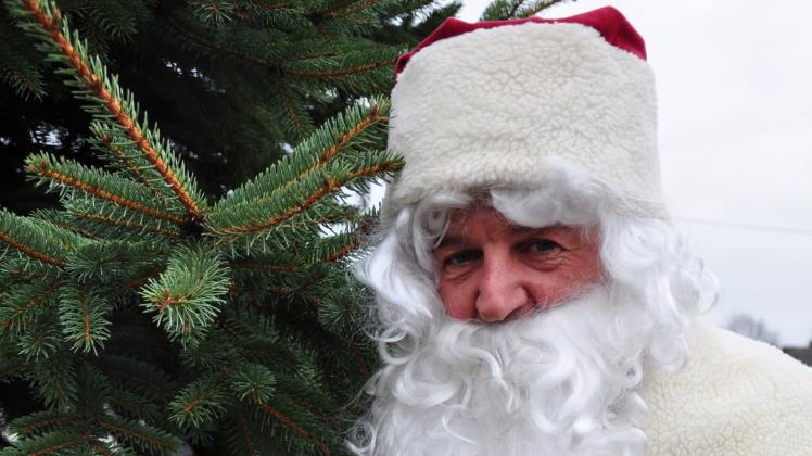Im traditionellen Weihnachtsmannkostüm sorgt Detlef Hagen am Sonntag wieder für gute Laune. 