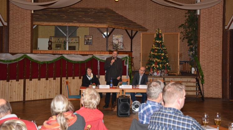 Bürgermeisterin Grit Richter moderierte die Veranstaltung. Johannes Prüter und Stefan Bartscht standen Rede und Antwort. (v.l.) 