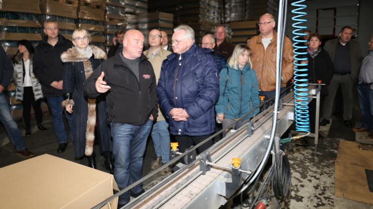Beim Rundgang: Jürgem Baumgarten (3.vli.) im Gespräch mit Wilhelm Schefe vom Verband Westmecklenburg. 