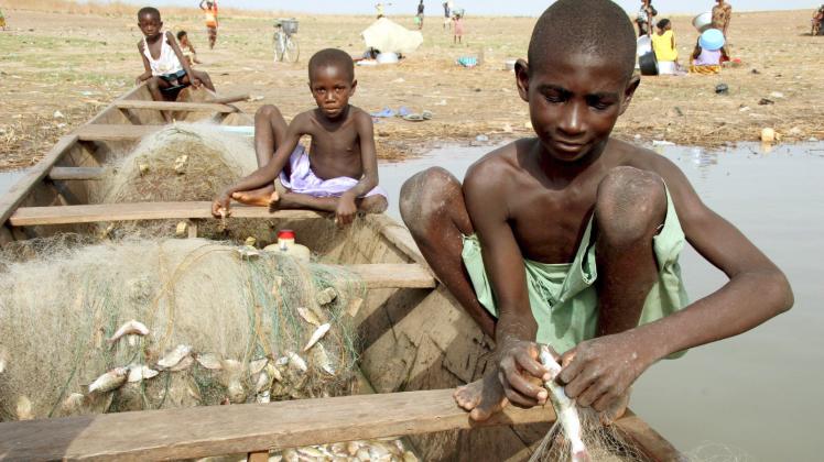 Kinderarbeit in Ghana: Viele Jungen aus armen Familien werden an Fischer verkauft oder „verschenkt“ – in der Hoffnung, dass diese dort eine Ausbildung erhalten. Die meisten geraten aber stattdessen jahrelang in Zwangsarbeit.