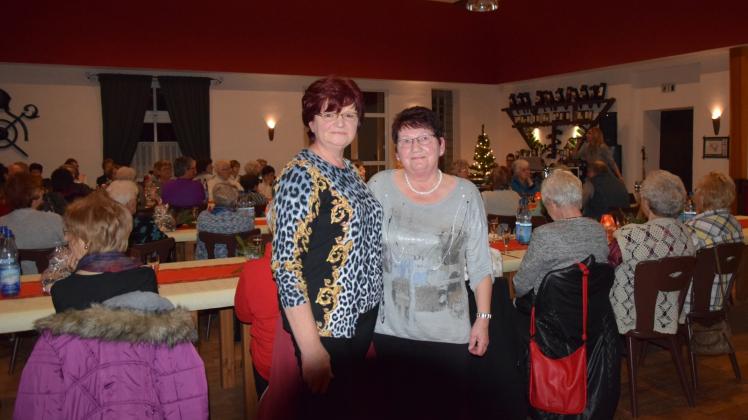 Karin Fust, Mitarbeiterin des Familienzentrums der Volkssolidarität in Bützow, und Ingeborg Gohrbandt (r.), die Vorsitzende der Ortsgruppe in Klein Sien, genossen den vorweihnachtlichen Abend, der die Leistung der Mitglieder würdigte. Karin Fust, Mitarbeiterin des Familienzentrums der Volkssolidarität in Bützow, und Ingeborg Gohrbandt (r.), die Vorsitzende der Ortsgruppe in Klein Sien, genossen den vorweihnachtlichen Abend, der die Leistung der Mitglieder würdigte.