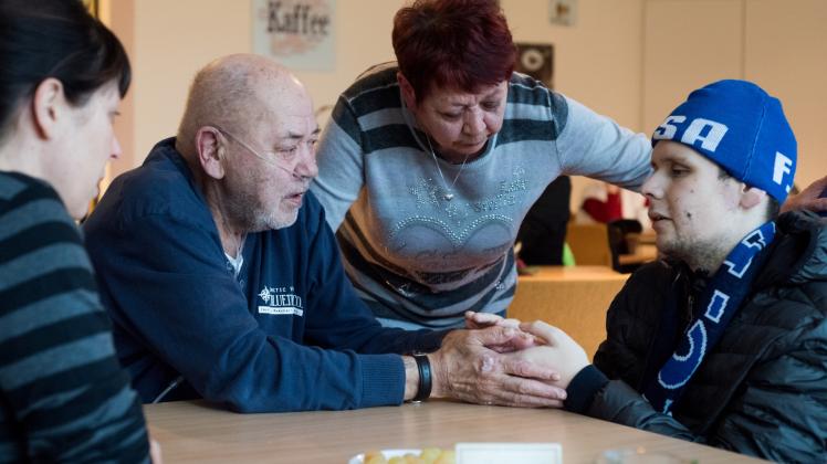 Wieder vereint: David Arendt (r.) trifft seinen Vater Wilfried. Davids Cousine Jenny Falkenstein (l.) und ihre Mutter Rita begleiten die beiden. Fotos: Volker Bohlmann Wieder vereint: David Arendt (r.) trifft seinen Vater Wilfried. Davids Cousine Jenny Falkenstein (l.) und ihre Mutter Rita begleiten die beiden. Fotos: Volker Bohlmann