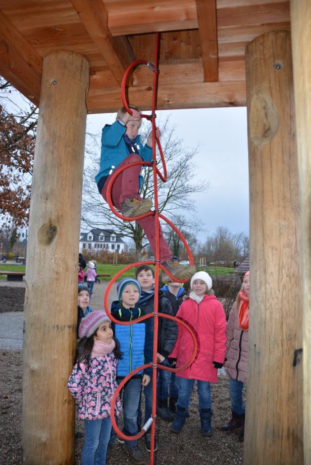 Hinauf geht es auf den Kletterturm Hinauf geht es auf den Kletterturm