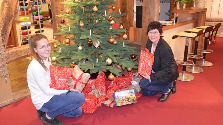 Noch haben Geschäftsführerin Petra Gehrke-Henze und Auszubildende Lea Giese reichlich Geschenke zum Wichteln unter dem Weihnachtsbaum. 