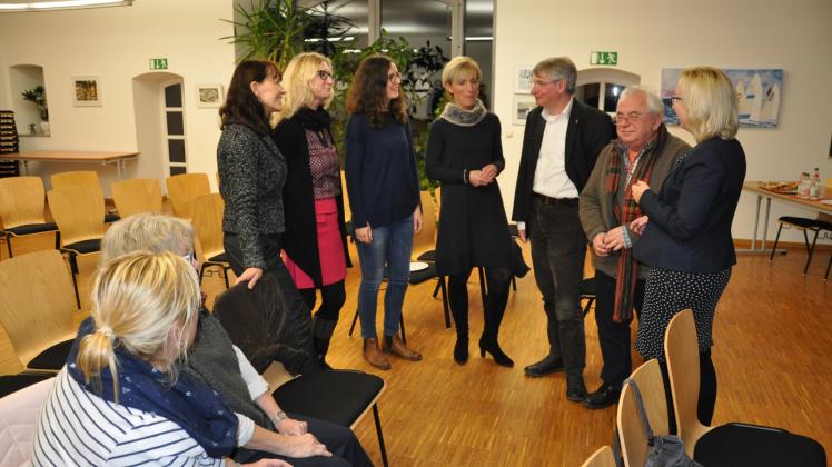 Forum zur Pflege: Die direkt gewählte Landtagsabgeordnete Elisabeth Aßmann (r.) hatte nach Stralendorf eingeladen. 