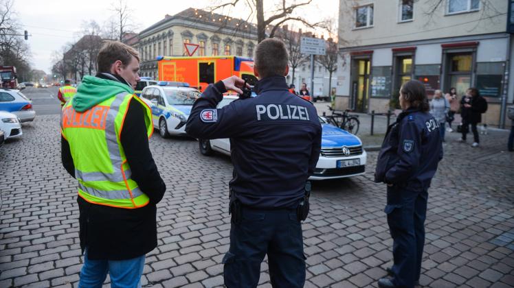 Polizisten sperren die Straßen um einen Weihnachtsmarkt in der Potsdamer Innenstadt ab.