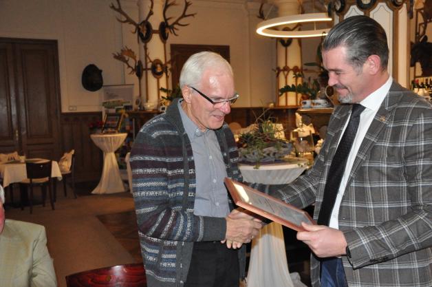Kreisdirektor Pavel Lochanov (r.) überreicht Hans Jürgen Zimmermann Ehrenurkunde, ein Bild und eine Ehrenplakette. 