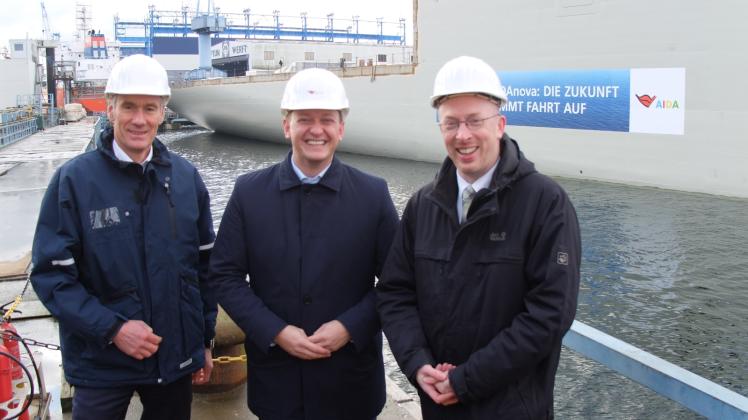 Sind stolz, dass das nächste Maschinenraum-Modul mit den drei LNG-Tanks auf der Neptun-Werft in Warnemünde gebaut wurde: Neptun-Geschäftsführer Raimon Strunck, Aida-Präsident Felix Eichhorn und Infrastruktur-Minister Christian Pegel (SPD). Heute startet die Reise nach Papenburg.  