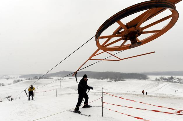 Vergangene Zeiten: 2010 ließen sich Skifahrer noch mit dem Skilift den Bungsberg bei Schönwalde hinaufziehen.