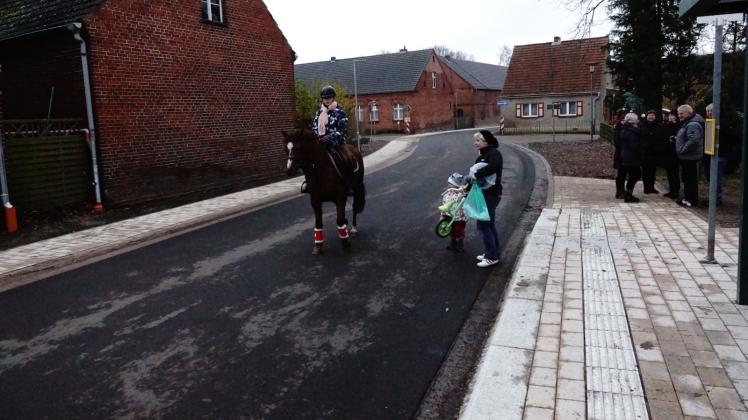Hoch auf dem Rücken von Pony Moni erkundet Klara bei einem Proberitt die neue Roddaner Straße.