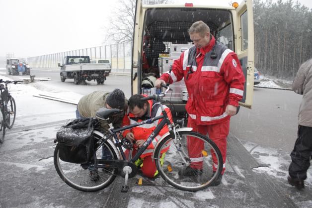 Erster „Einsatz“ für Fred Klinge und Jens Lüdtke vom DRK am Fahrrad von Günter Bünsch Erster „Einsatz“ für Fred Klinge und Jens Lüdtke vom DRK am Fahrrad von Günter Bünsch