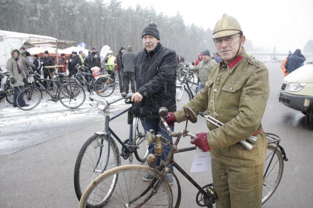 Peter Tiedemann (r.) und Roland Liers mit den ältesten Rädern 