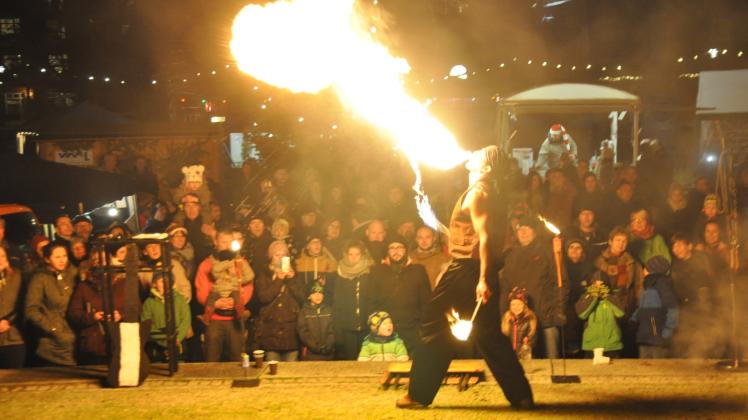 Höhepunkt des diesjährigen Weihnachtsmarktes in Lübz: Die von zwei Männern gestaltete Feuershow, deren Auftritt der Gewerbeverein ermöglichte.  Fotos: Ilja Baatz 