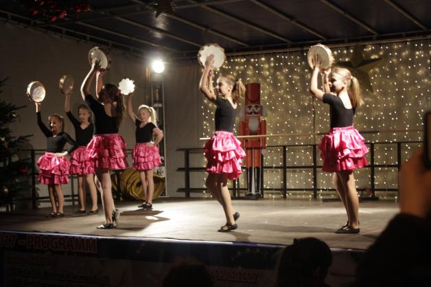 Die Mädchen von der Ballettschule Brigitte Kremer brachten richtig Schwung auf die Bühne auf dem Nussknackermarkt.