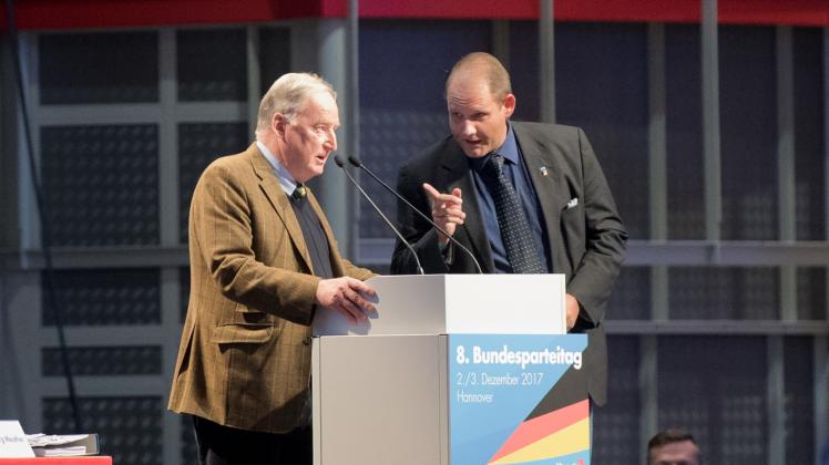 Co-Parteichef Alexander Gauland fordert gestern das ehemalige NPD-Mitglied Björn Neumann auf, seine Kandidatur für das Amt des Beisitzers im AfD-Bundesvorstand zurückzuziehen. 