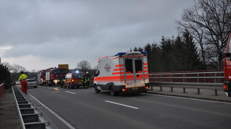 Feuerwehr, Polizei und Rettungsdienst rückten zur Brücke bei Weselsdorf aus, wo es einen tragischen Zwischenfall auf der Bahnstrecke gegeben hatte. 