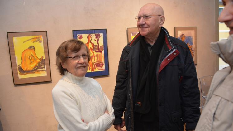 Freude über viele Besucher: Annegret Goebler (l.) während der Ausstellungseröffnung, hier mit dem Güstrower Zeichner Günter Endlich. 