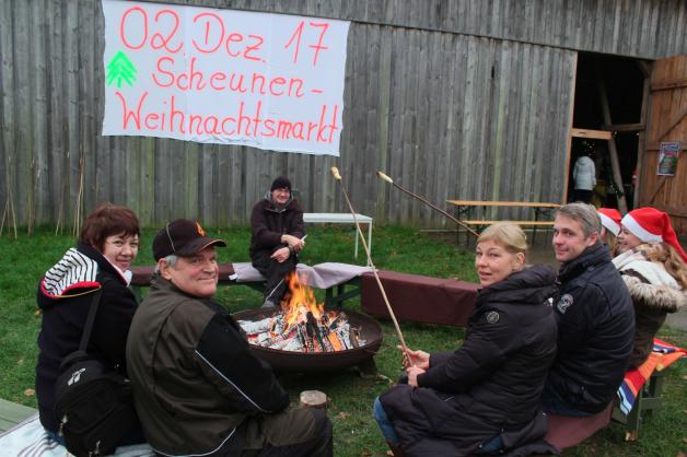 Stockbrot an der Feuerschale war nicht das Einzige, was Besucher zum 1. Scheunen-Weihnachtmarkt nach Goldenbow zog. Stockbrot an der Feuerschale war nicht das Einzige, was Besucher zum 1. Scheunen-Weihnachtmarkt nach Goldenbow zog.