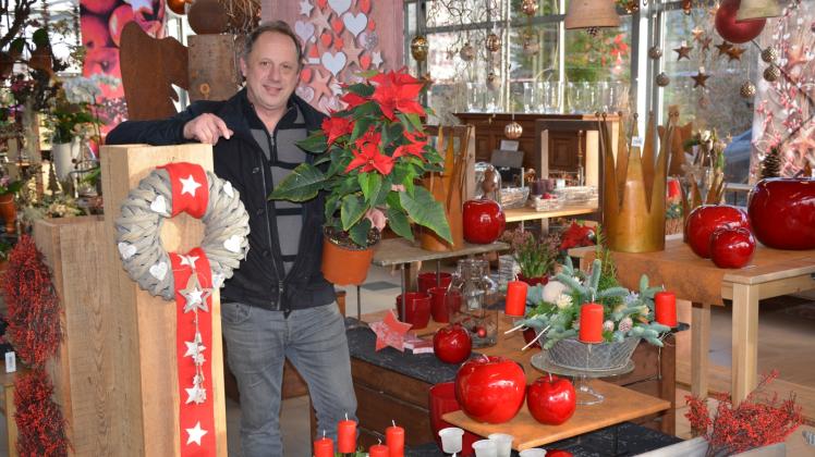 „Rot ist weiterhin der Renner zu Weihnachten.“ Ralph Griem in der Weihnachtsausstellung in seinem Blumenhof in Güstrow. 