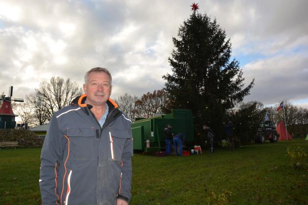 Die Vorbereitungen auf dem Hof von Poppe Gerken laufen: Den 13 Meter hohen Weihnachtsbaum hat er von einem Nachbarn. Gestern wurde der Baum geschmückt. 