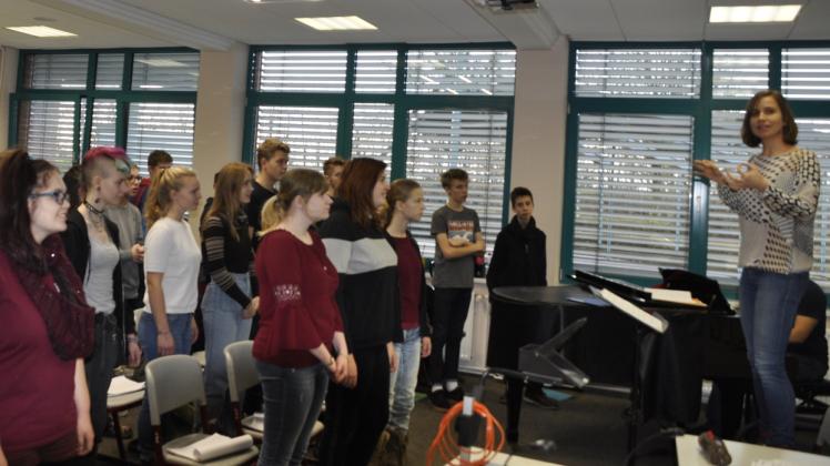 Musiklehrerin Ulrike Birke (re.) feilt mit dem Schulchor an den einzelnen Stücken für das Weihnachtskonzert. Musiklehrerin Ulrike Birke (re.) feilt mit dem Schulchor an den einzelnen Stücken für das Weihnachtskonzert.