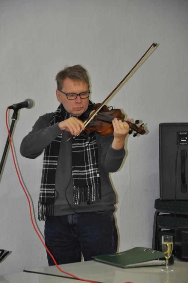 Andreas Steffen aus Plau am See mit Geige in Aktion