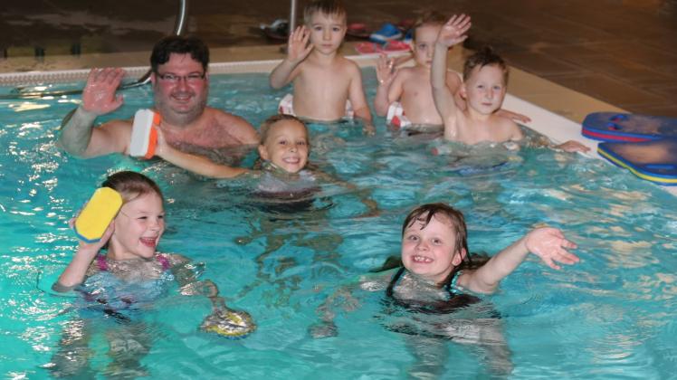 Schwimmlehrer Joraschkewitz mit einigen seiner Schüler zu Beginn eines Kurses im Bad zu Texas. Die Zahlen der Teilnehmer sind bereits gestiegen. Schwimmlehrer Joraschkewitz mit einigen seiner Schüler zu Beginn eines Kurses im Bad zu Texas. Die Zahlen der Teilnehmer sind bereits gestiegen.