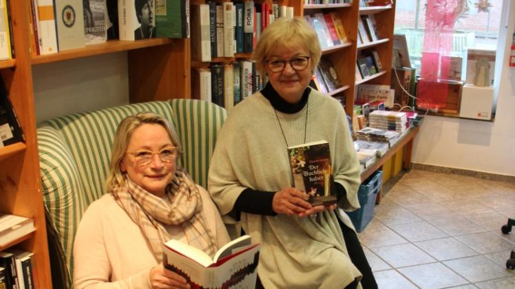 Bücher sind ihre Leidenschaft: Margitte Wolfgramm (r.) und Ingrid Hartung wollen ihre Buchhandlung in guten Händen wissen, bevor sie sich zur Ruhe setzen. 