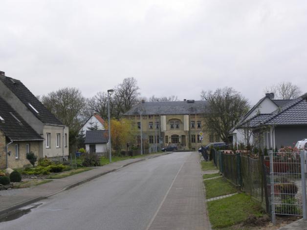 In Thurow, zur Stadt Brüel gehörend, gibt es in der Dorfstraße auch ein Gutshaus. In Thurow, zur Stadt Brüel gehörend, gibt es in der Dorfstraße auch ein Gutshaus.