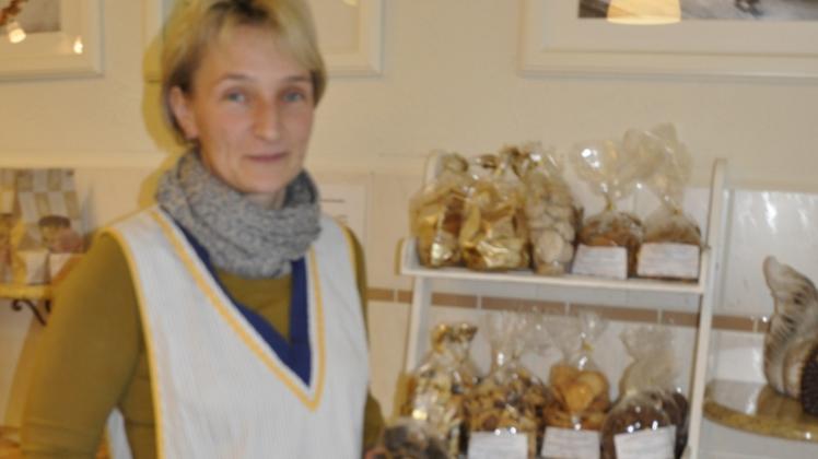 Sandra Schultz mit ihren Dominosteinen und dem umfangreichen Kekssortiment zur Weihnachtszeit.