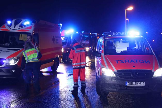 Frontalzusammenstoß auf B 110 fordert zwei Verletzte: Zwei Autos krachen zwischen Broderstorf und Sanitz zusammen - Mann über eine Stunde eingeklemmt