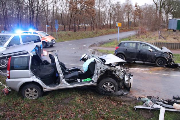 Frontalzusammenstoß auf B 110 fordert zwei Verletzte: Zwei Autos krachen zwischen Broderstorf und Sanitz zusammen - Mann über eine Stunde eingeklemmt Frontalzusammenstoß auf B 110 fordert zwei Verletzte: Zwei Autos krachen zwischen Broderstorf und Sanitz zusammen - Mann über eine Stunde eingeklemmt