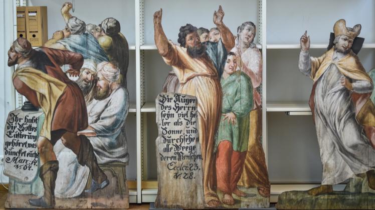 Die historischen Figuren der barocken Theaterkulisse zu „Jesus vor Kaiphas“ warten separiert und aufgereiht auf die Frischekur. 