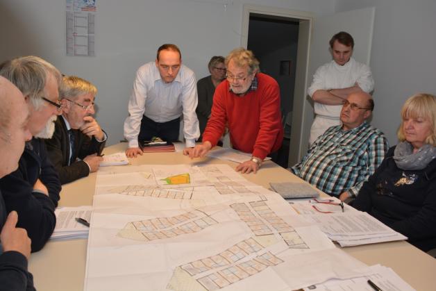 Ansichten: Investor Volker Hefftler (3. v. r.) und Architekt Hartmut Böhnke (4. v. r.) stellten im Bauausschuss Details der Vorplanungen für das Pflegeheim Haus II vor. Ansichten: Investor Volker Hefftler (3. v. r.) und Architekt Hartmut Böhnke (4. v. r.) stellten im Bauausschuss Details der Vorplanungen für das Pflegeheim Haus II vor.