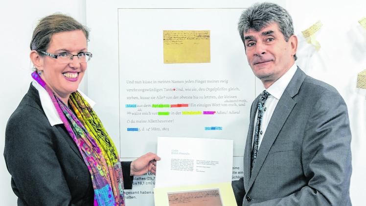 Die ersten Paten: Museumsdirektorin Hannah-Lotte Lund und Oberbürgermeister Martin Wilke starteten die Kampagne und sicherten sich die Wörter „Freude“ und „Heinrich“. 