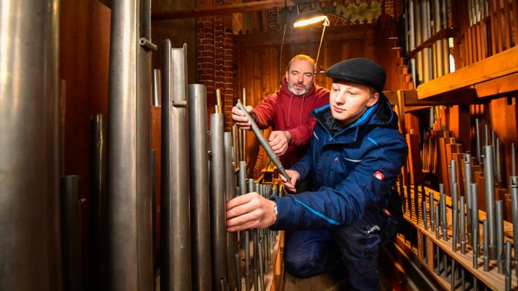 Moritz Voss (r.) und Orgelbaumeister Andreas Arnold inspizieren in Malchow eine Friese III Orgel. 