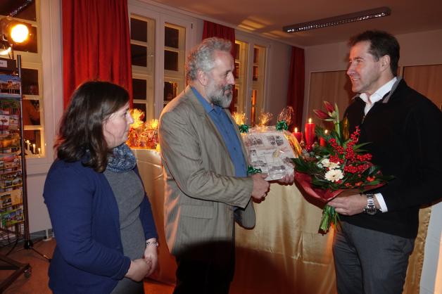 Der Lehrter und Wahl-Dömitzer Jörg Reichel (r.) übertrug seine Rechte an der Facebook-Seite über Dömitz an die Stadt. Dafür dankten ihm Helmut Bode und Konstanze Lock. Der Lehrter und Wahl-Dömitzer Jörg Reichel (r.) übertrug seine Rechte an der Facebook-Seite über Dömitz an die Stadt. Dafür dankten ihm Helmut Bode und Konstanze Lock.
